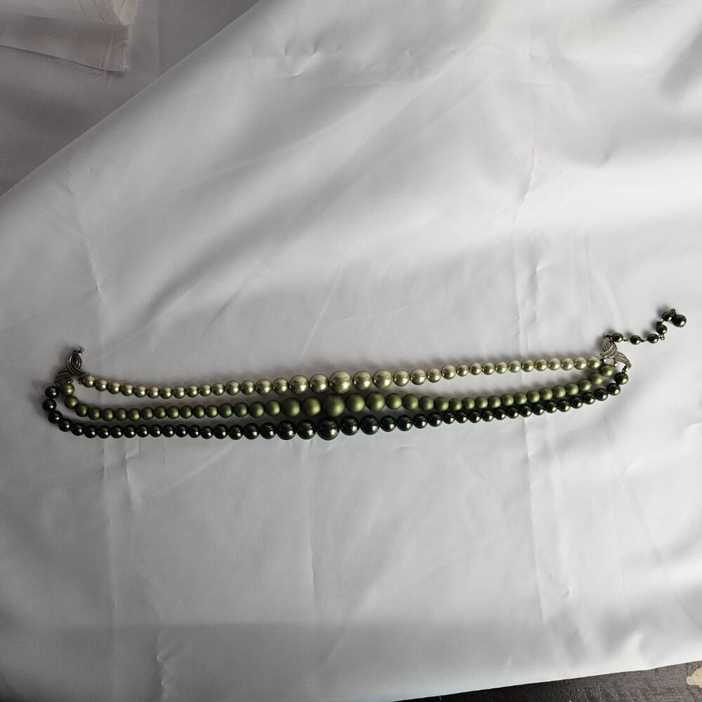 Vintage Olive Green Ombre Faux Pearl Necklace & Clip-On Earrings Set – 17" - Picture 14 of 16